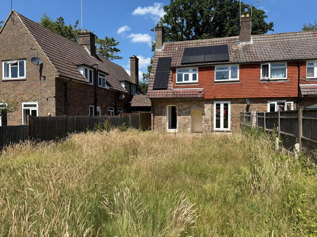 Lot: 170 - SEMI-DETACHED HOUSE IN NEED OF UPDATING -